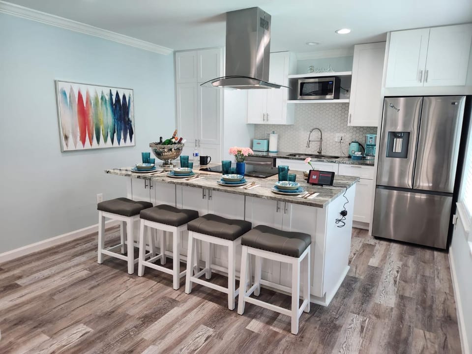 Kitchen or kitchenette, Dining area, dishwasher, oven, pet friendly, stove, toaster
