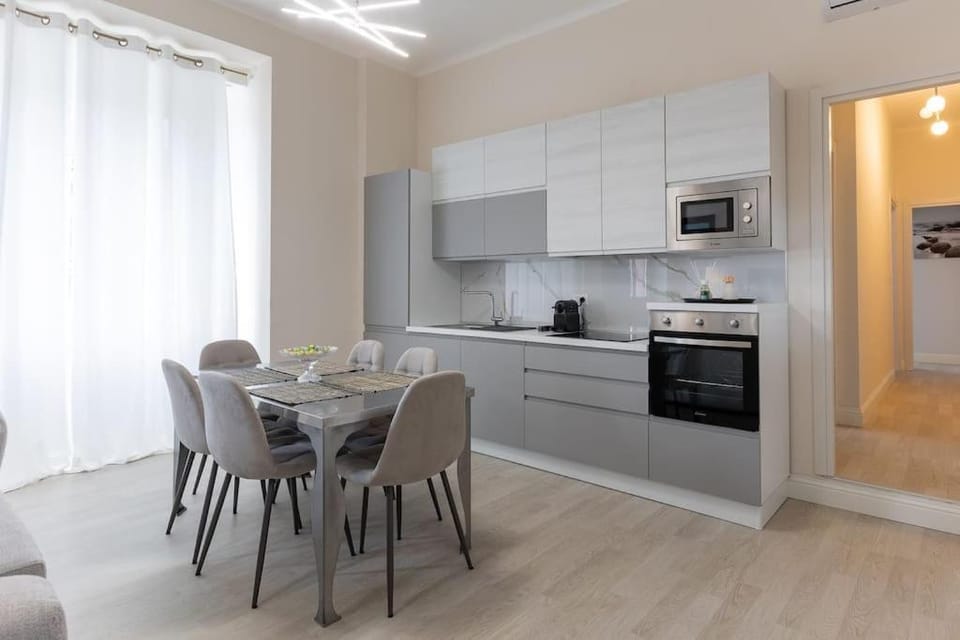 Coffee/tea facilities, Kitchen or kitchenette, Dining area, dishwasher, oven, stove