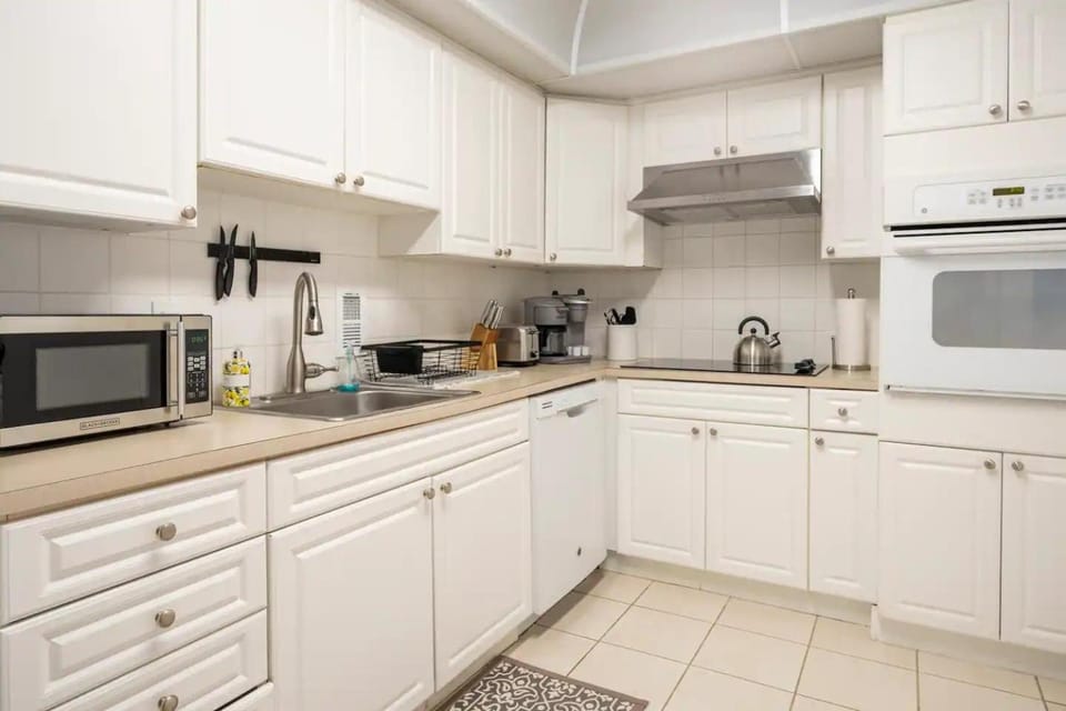 Coffee/tea facilities, Kitchen or kitchenette, dishwasher, oven, stove, toaster