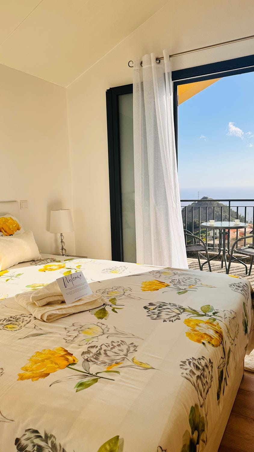 Bed, Day, Natural landscape, View (from property/room), Balcony/Terrace, Photo of the whole room, Bedroom, Mountain view, Sea view