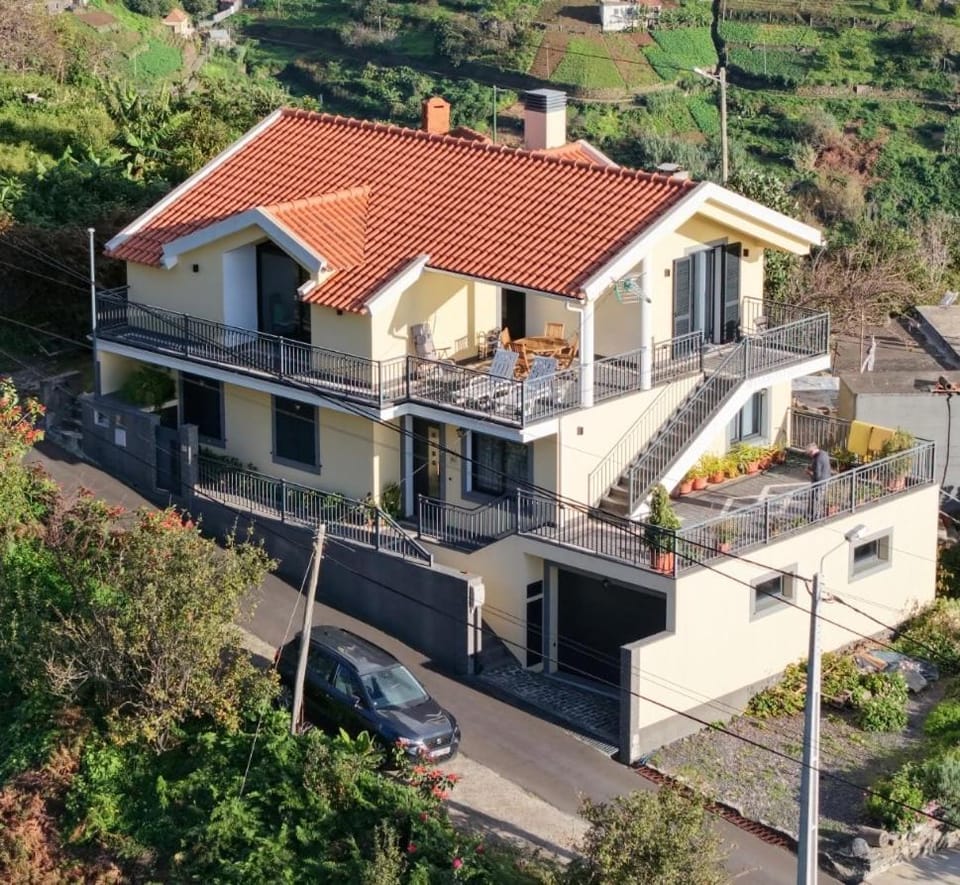 Property building, Day, Neighbourhood, Natural landscape, Bird's eye view, Mountain view, Street view, Location, Parking