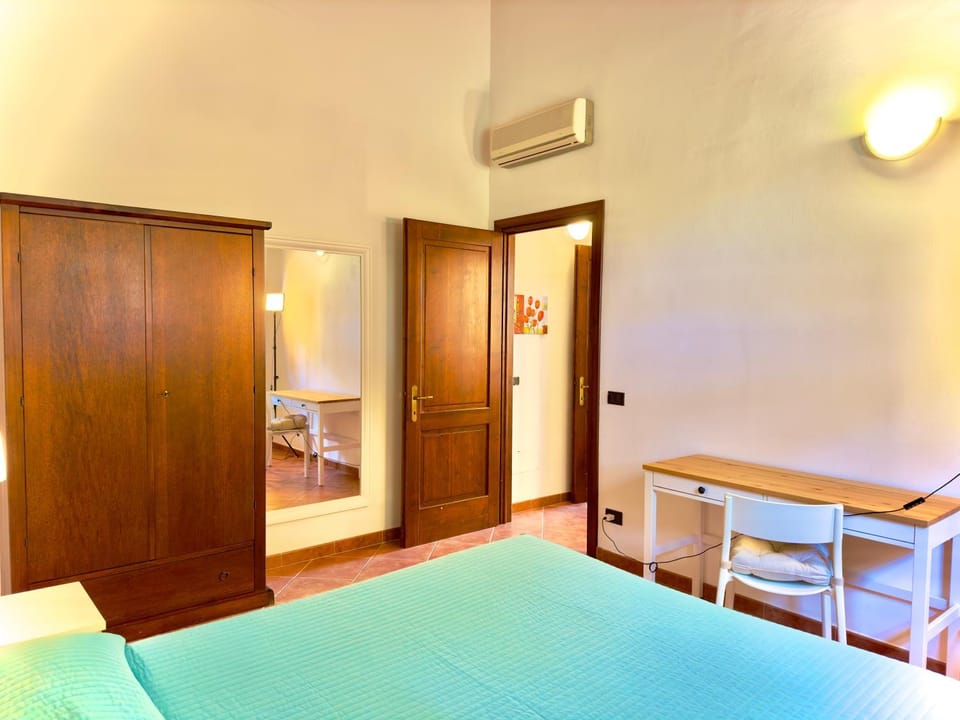 Bed, Photo of the whole room, Bedroom, wardrobe, air conditioner