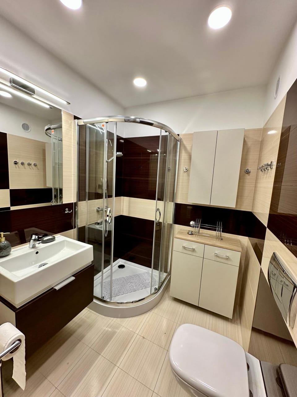 Shower, Toilet, Bathroom, towels