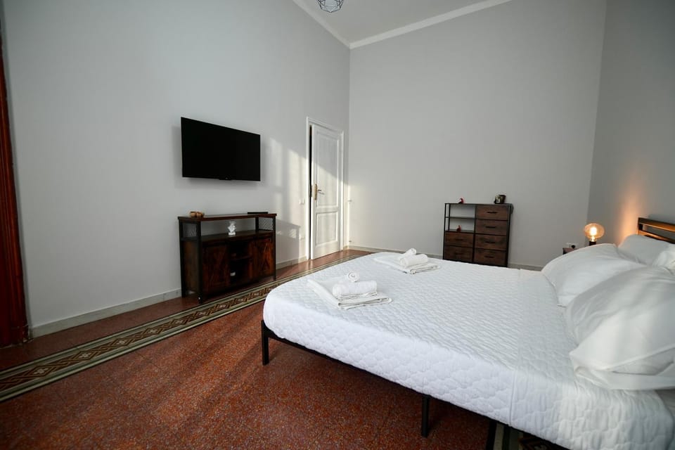 Bed, TV and multimedia, Photo of the whole room, Evening entertainment, Bedroom, towels