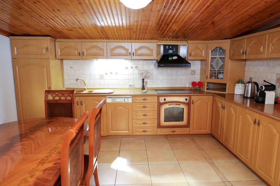 Coffee/tea facilities, Kitchen or kitchenette, dishwasher, oven, stove, toaster