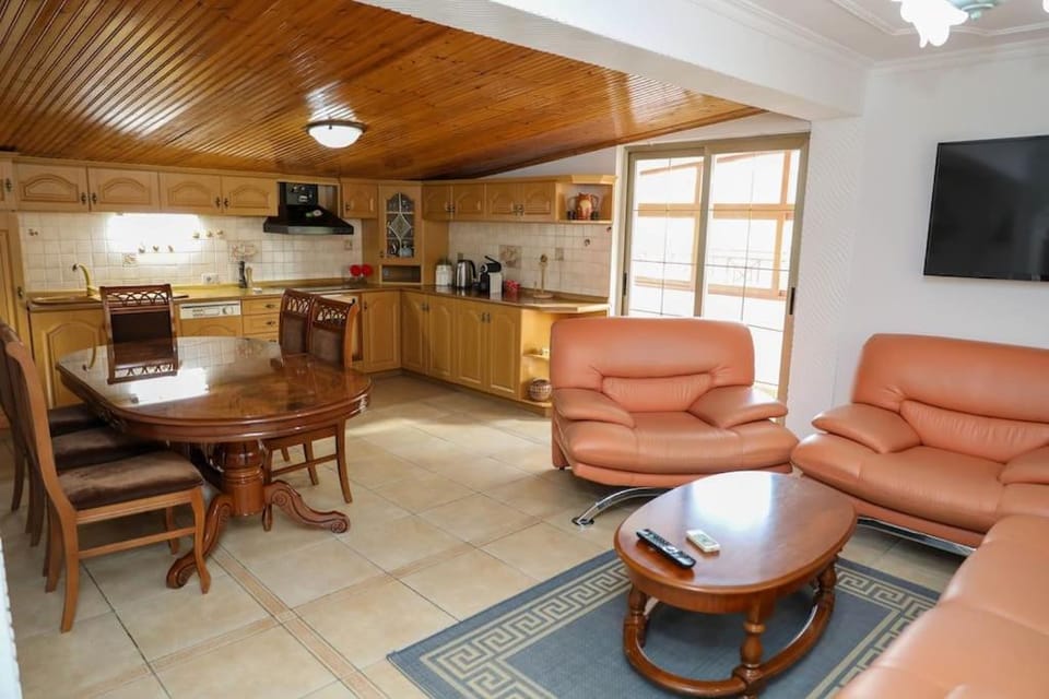 Kitchen or kitchenette, Living room, Seating area, Dining area, oven, stove