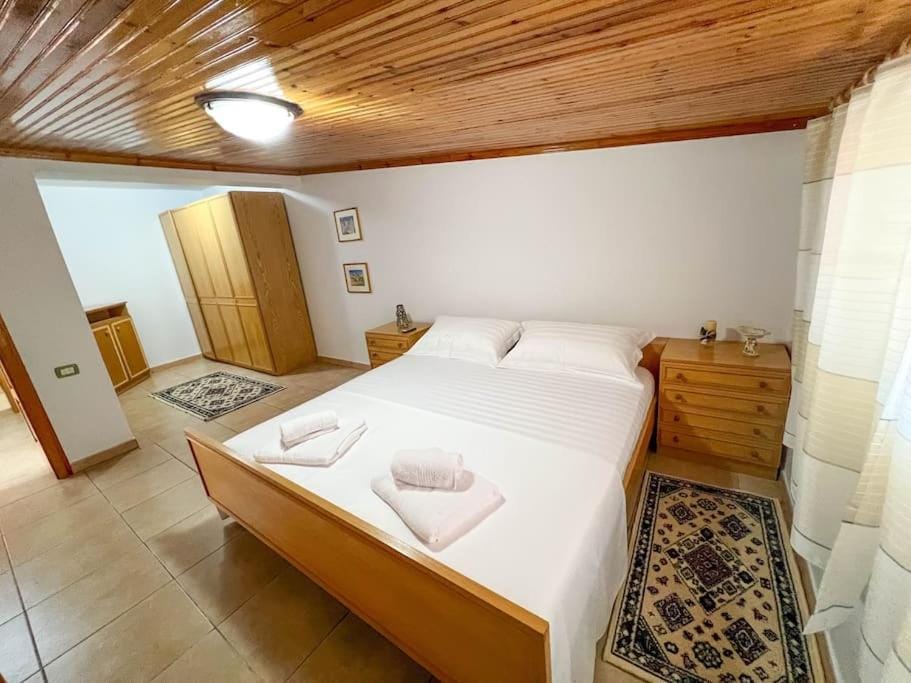 Bed, Photo of the whole room, Bedroom, towels, wardrobe
