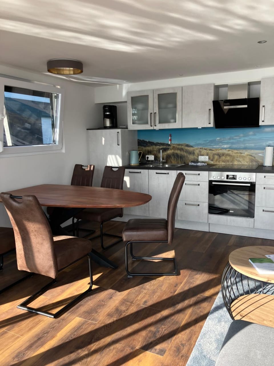 Kitchen or kitchenette, Seating area, Dining area, oven