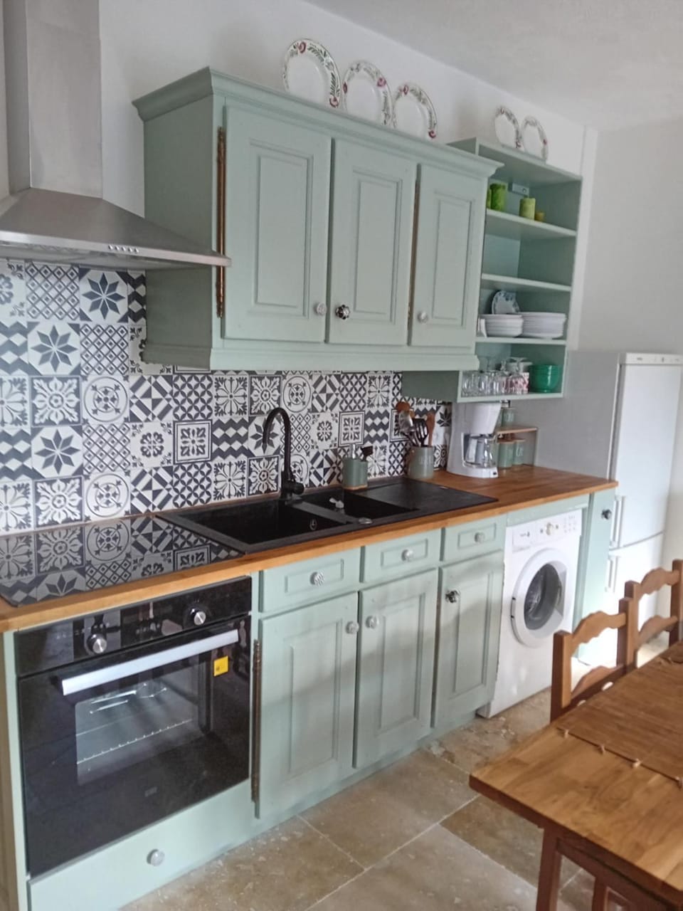 Kitchen or kitchenette, oven, washing machine