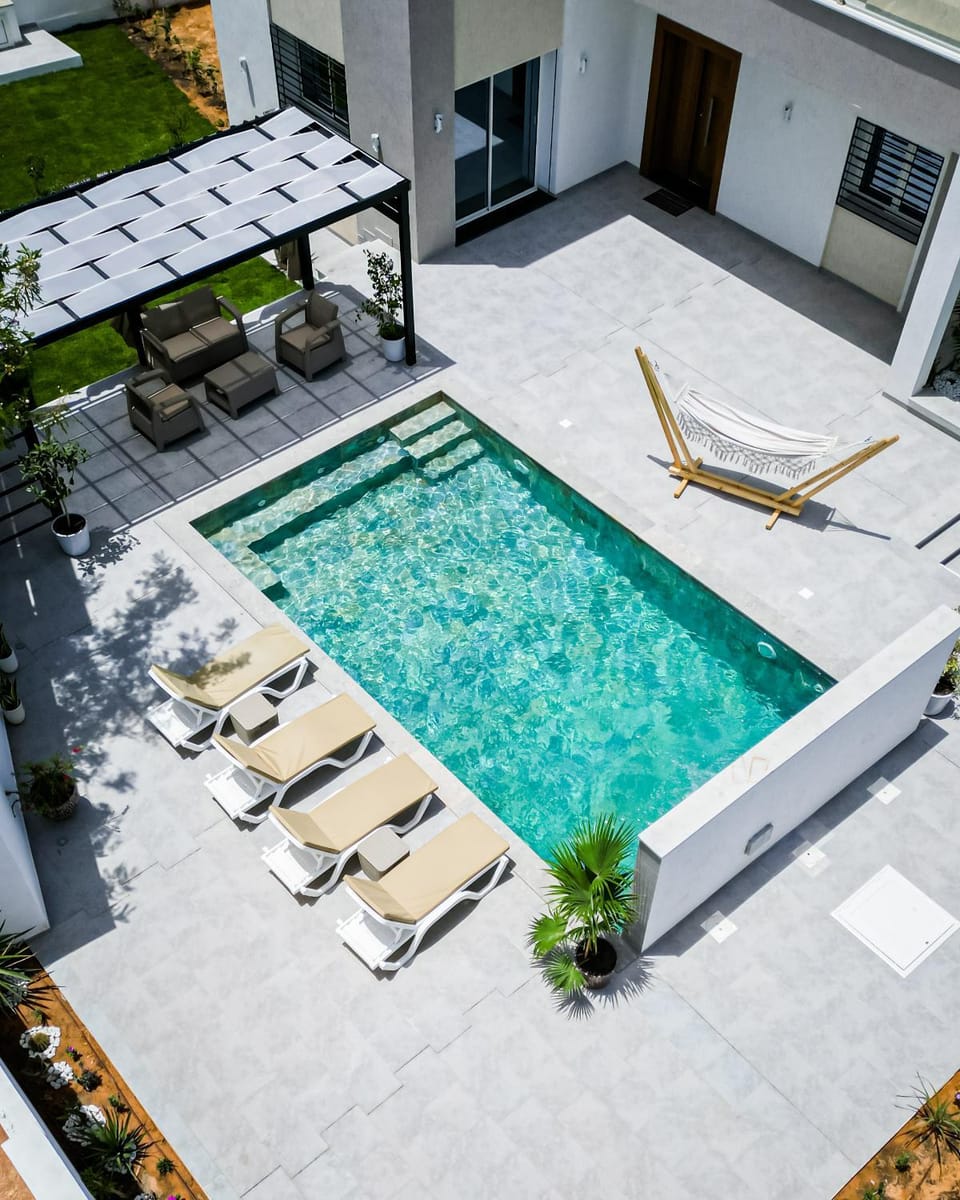 Property building, Garden, Swimming pool