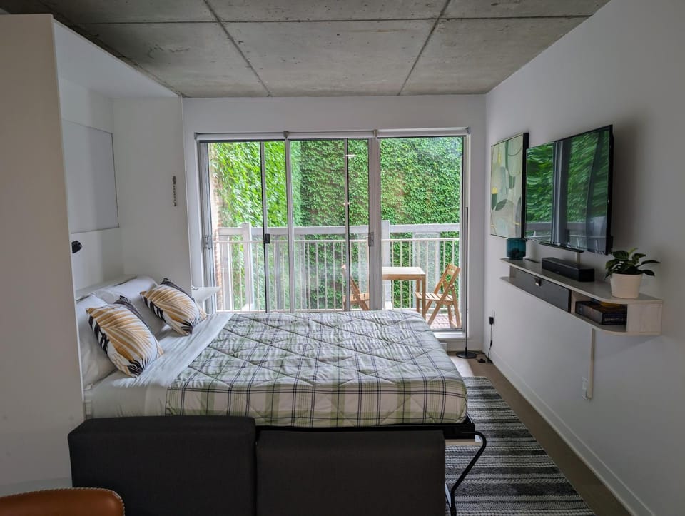 Cozy Studio in Montreal's Quartier des Spectacles Apartment in Laval