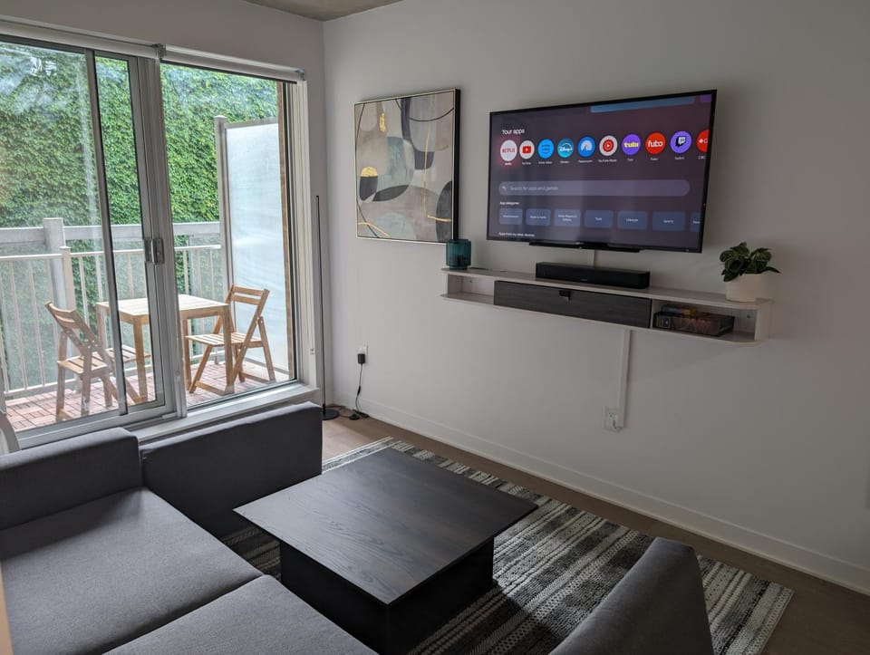 Cozy Studio in Montreal's Quartier des Spectacles Apartment in Laval