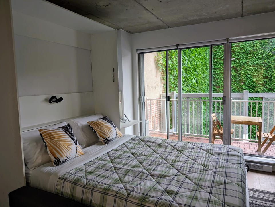 Cozy Studio in Montreal's Quartier des Spectacles Apartment in Laval