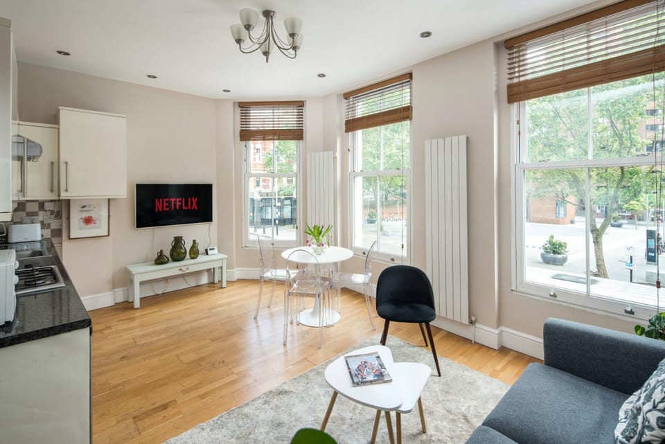 Communal lounge/ TV room, TV and multimedia, Living room, Seating area, Dining area