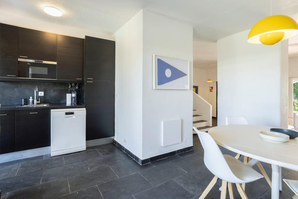 Coffee/tea facilities, Kitchen or kitchenette, Dining area, oven, stove, toaster