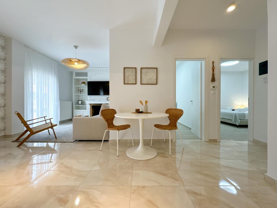 TV and multimedia, Living room, Seating area, Dining area, air conditioner