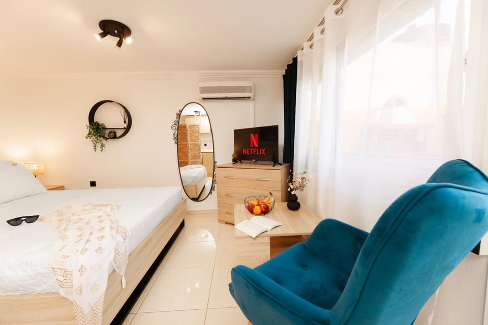 Bed, TV and multimedia, Photo of the whole room, Seating area, Bedroom, air conditioner
