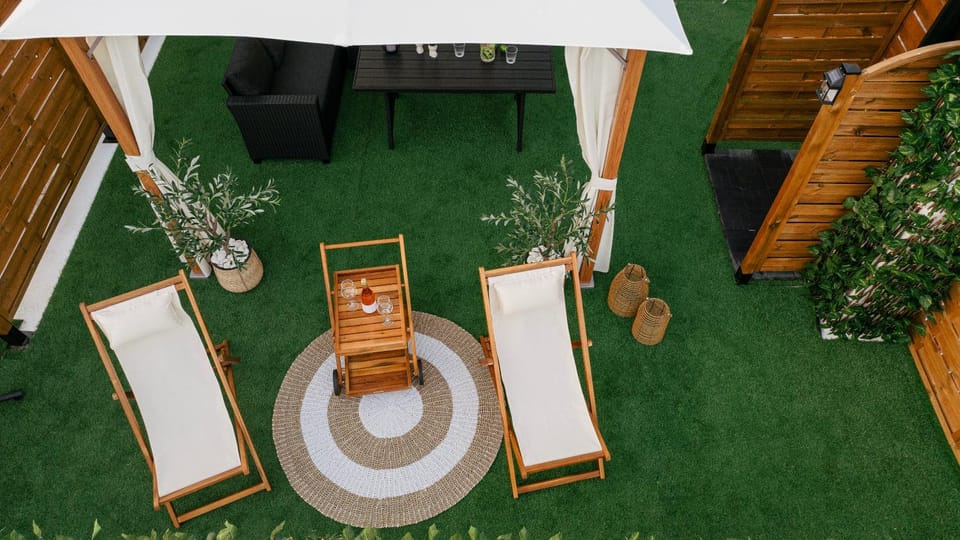 Day, Seating area