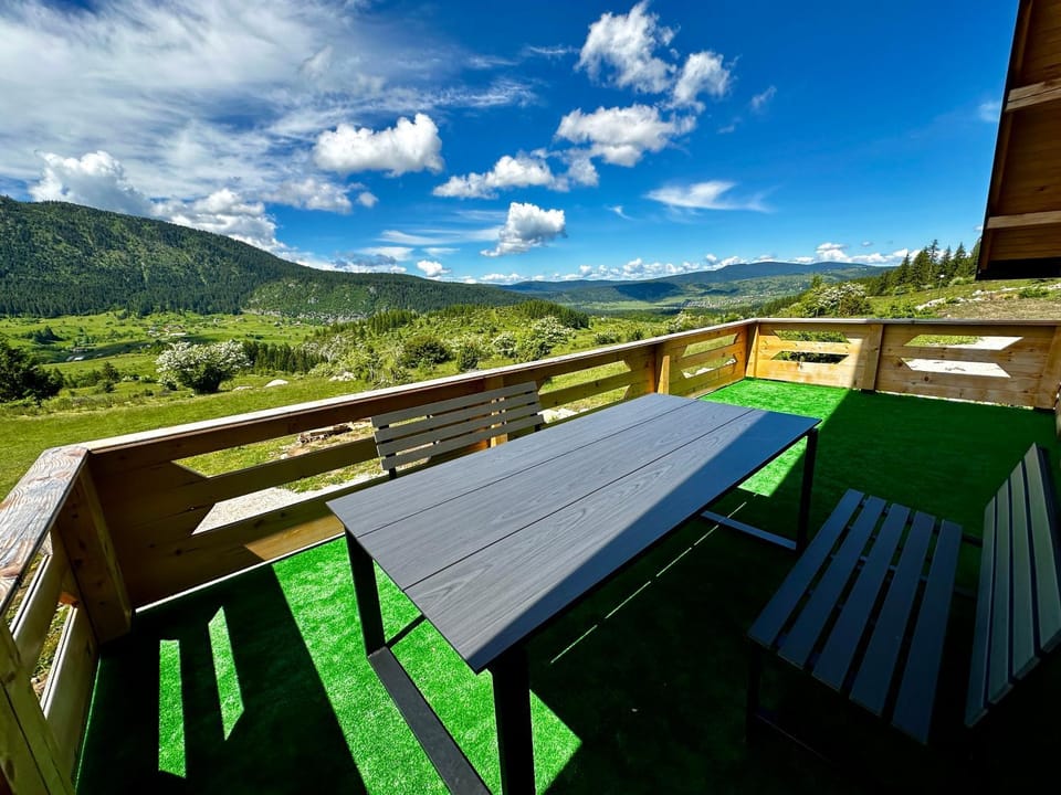 Spring, Day, Natural landscape, View (from property/room), Balcony/Terrace, Dining area, Mountain view