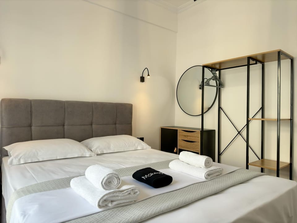 Bed, Photo of the whole room, Bedroom, towels