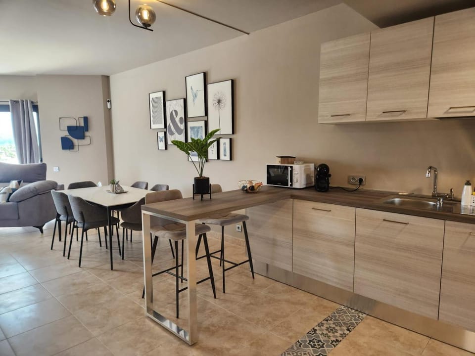 Coffee/tea facilities, Kitchen or kitchenette, Living room, Seating area, Dining area, stove