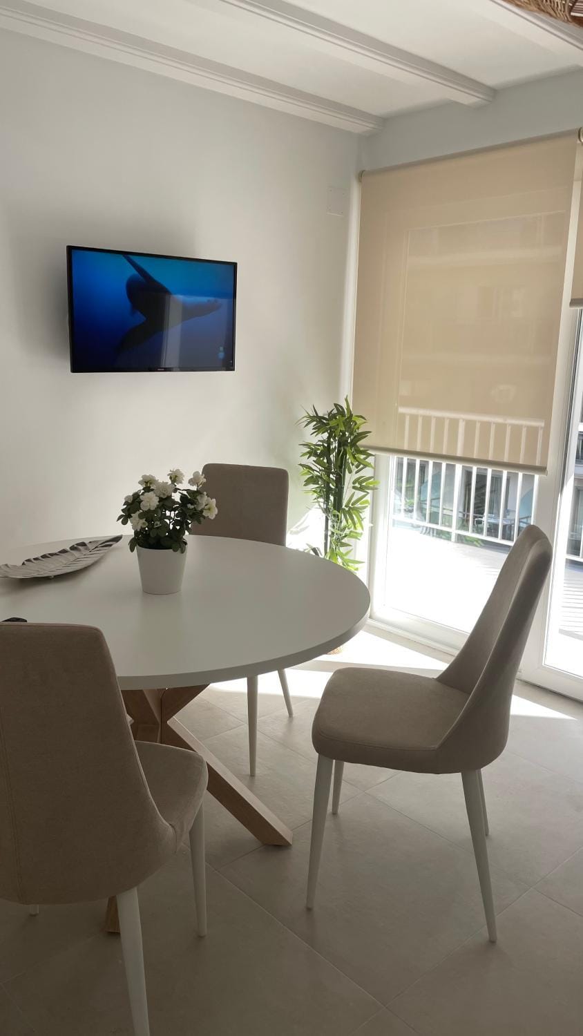 TV and multimedia, Living room, Seating area, Dining area