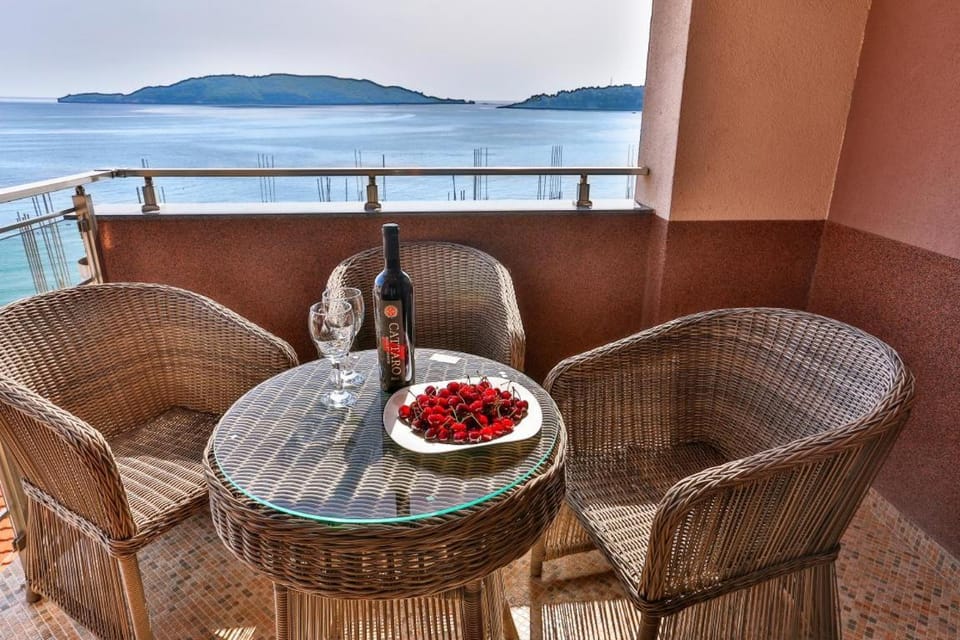 Day, Natural landscape, Balcony/Terrace, Sea view