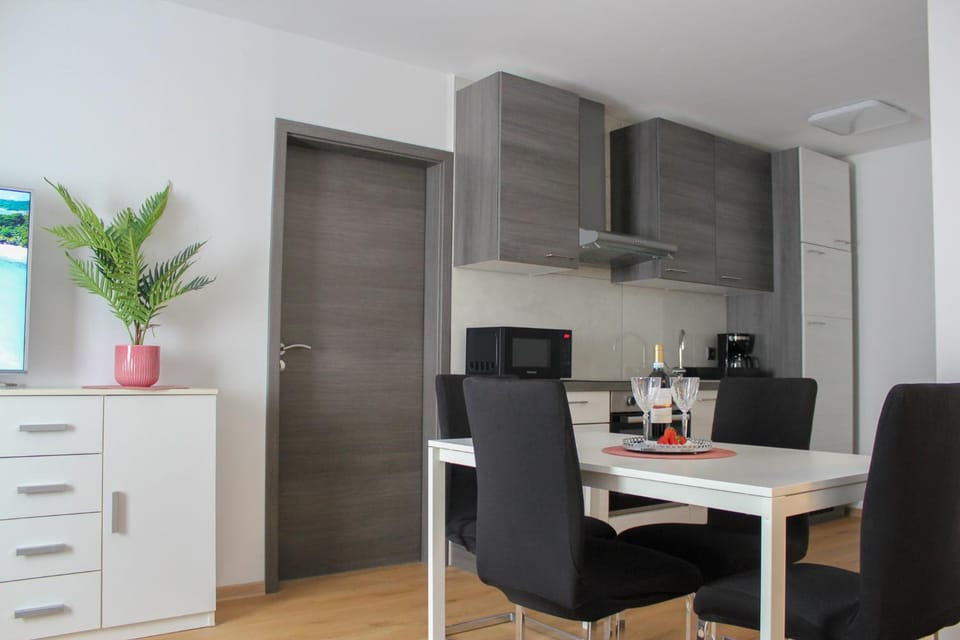 Kitchen or kitchenette, Dining area