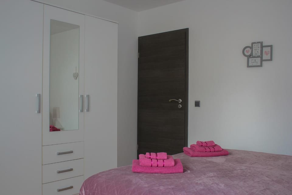 Bed, Bedroom, towels