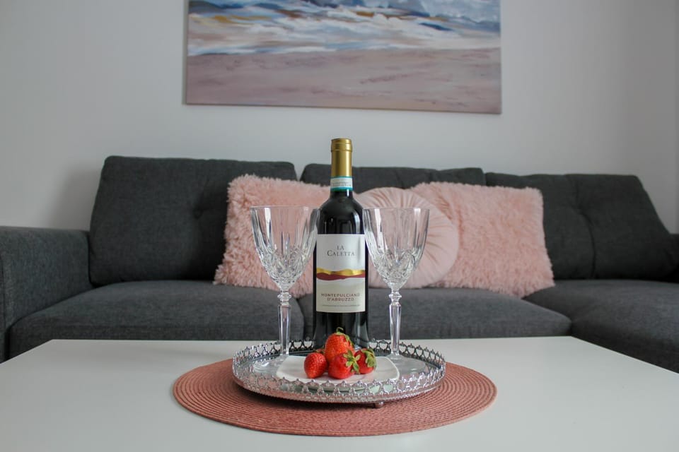 Living room, Seating area, Drinks
