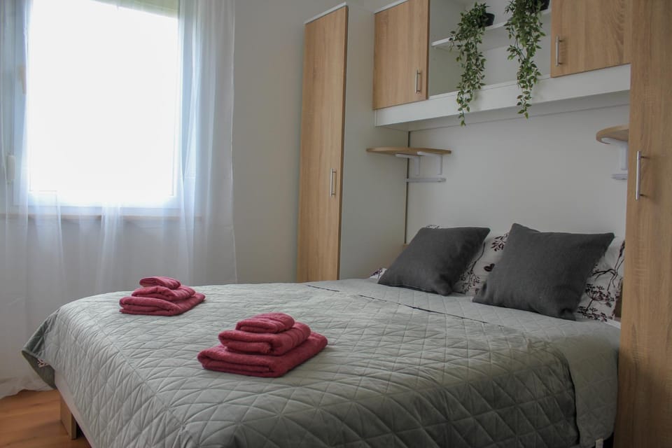 Bed, Bedroom, towels
