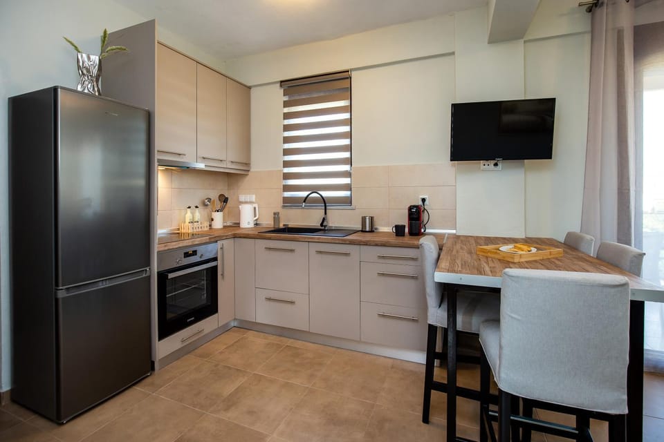 Coffee/tea facilities, Kitchen or kitchenette, Dining area, oven