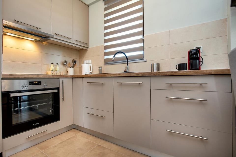 Coffee/tea facilities, Kitchen or kitchenette, oven