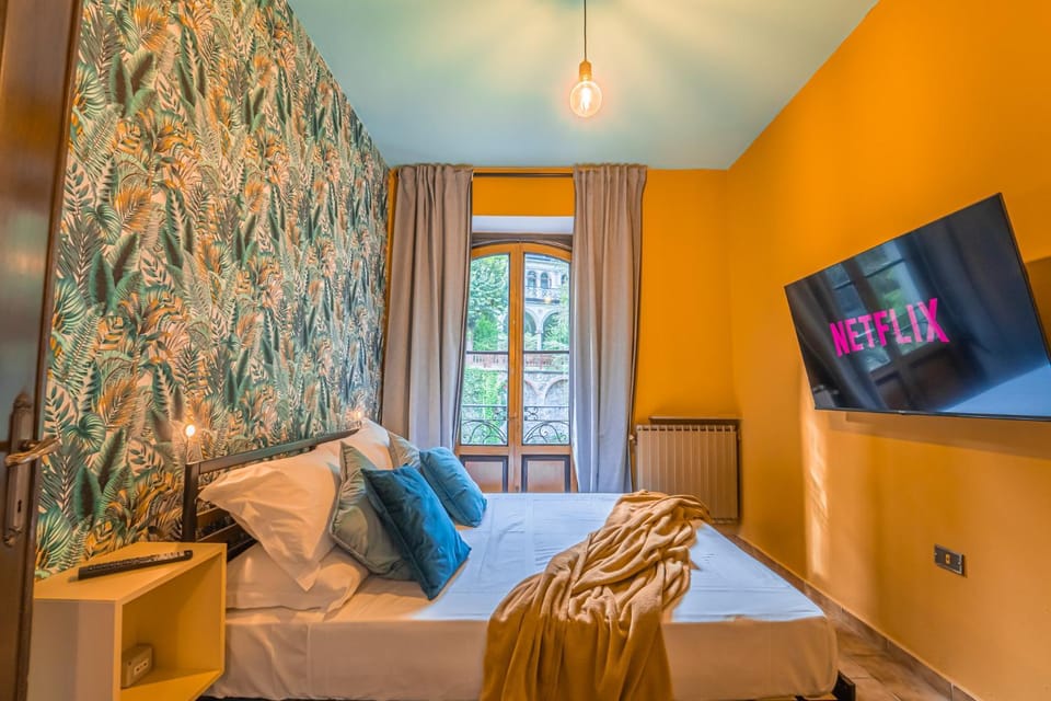 Bed, TV and multimedia, Evening entertainment, Bedroom
