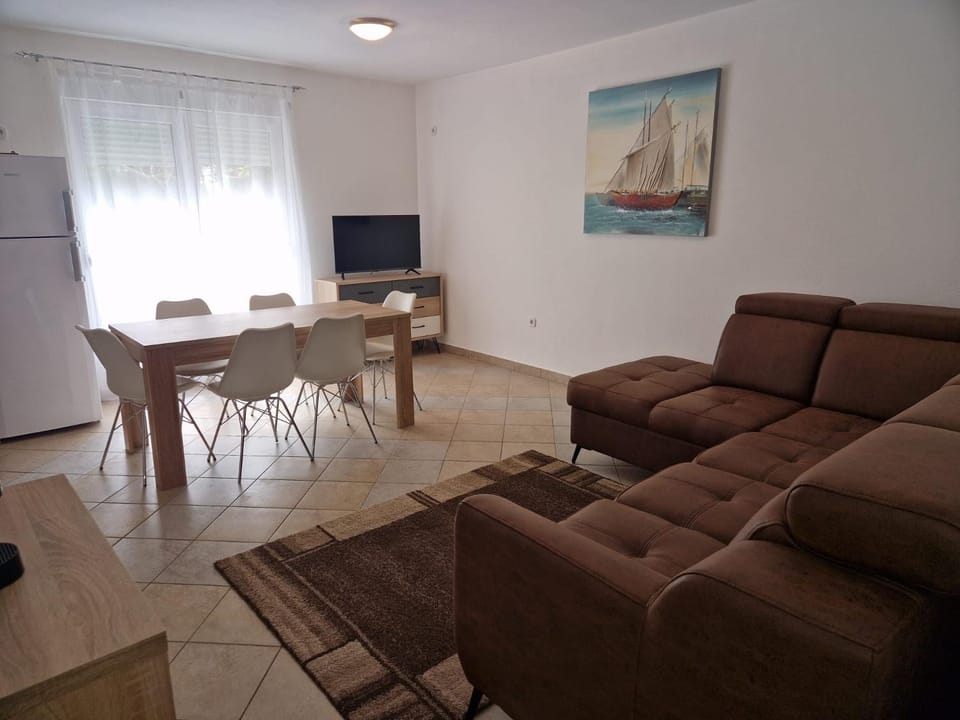 Communal lounge/ TV room, TV and multimedia, Living room, Seating area
