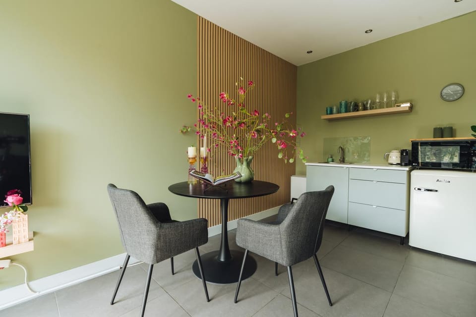 Coffee/tea facilities, Kitchen or kitchenette, Dining area