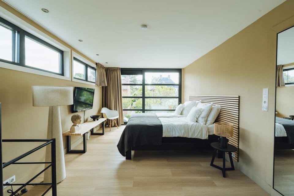 Bed, TV and multimedia, Bedroom