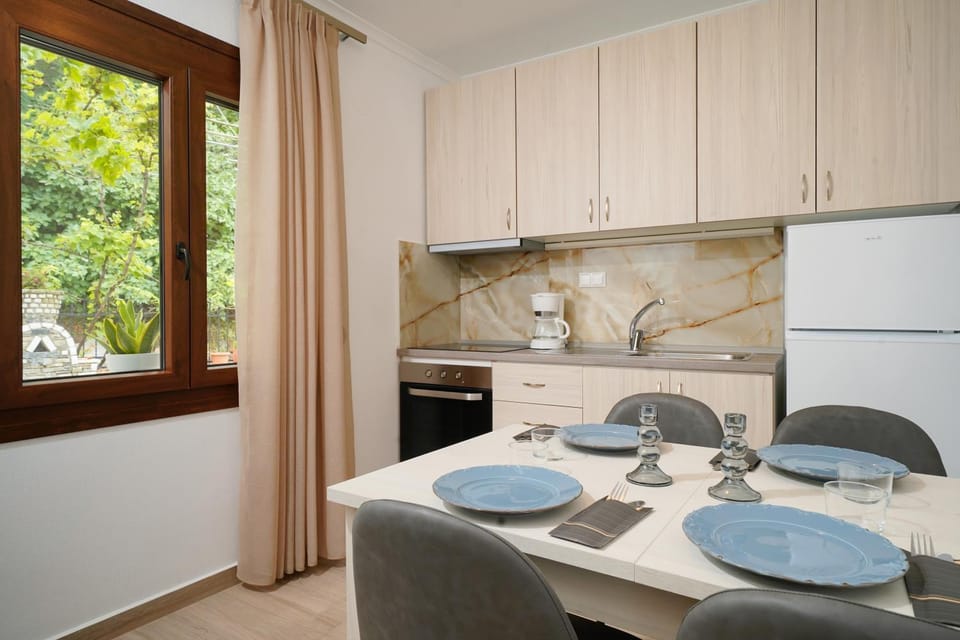 Kitchen or kitchenette, Dining area, stove