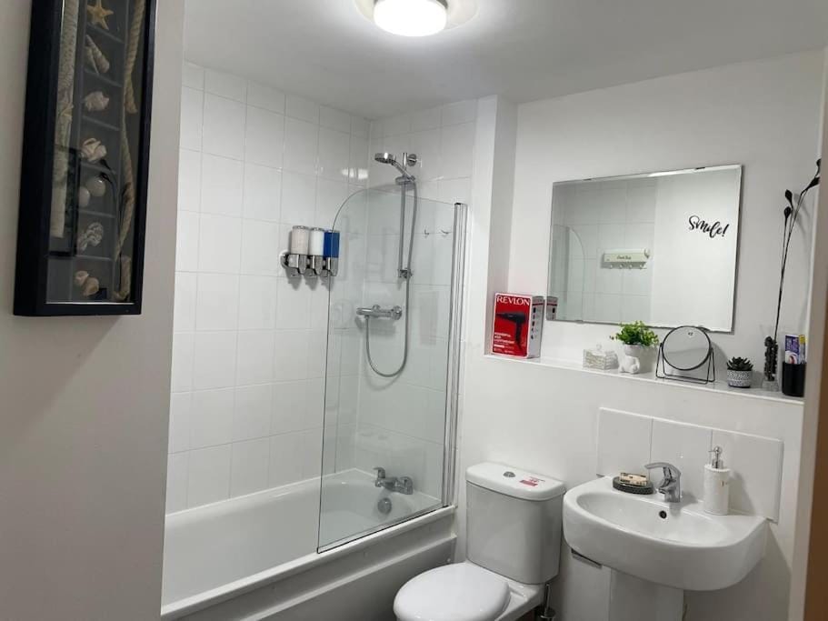 Shower, Toilet, Bathroom, Bath, towels