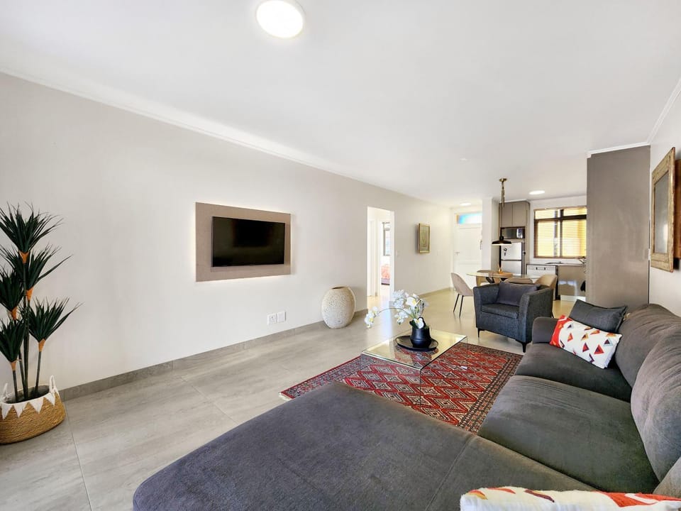 Renovated, Pools, Park, Gym, Parking, Canal walk access Apartment in Cape Town