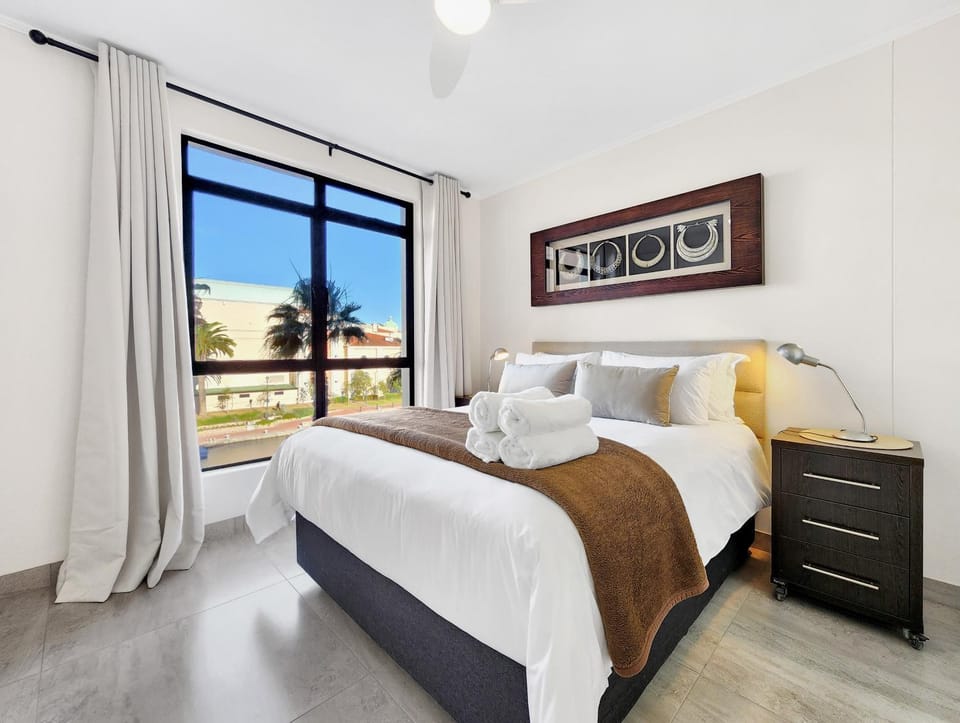 Renovated, Pools, Park, Gym, Parking, Canal walk access Apartment in Cape Town