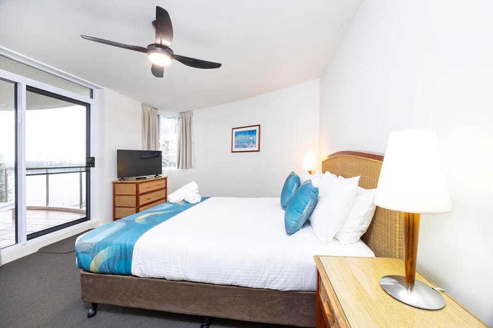 Bed, TV and multimedia, Balcony/Terrace, Bedroom