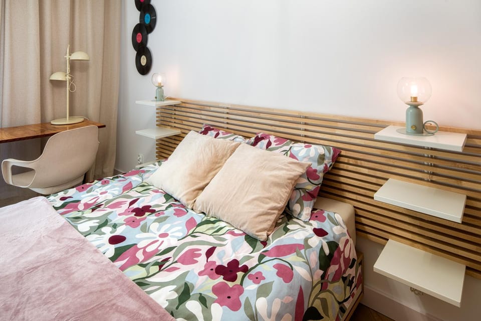 Bed, Photo of the whole room, Seating area, Bedroom