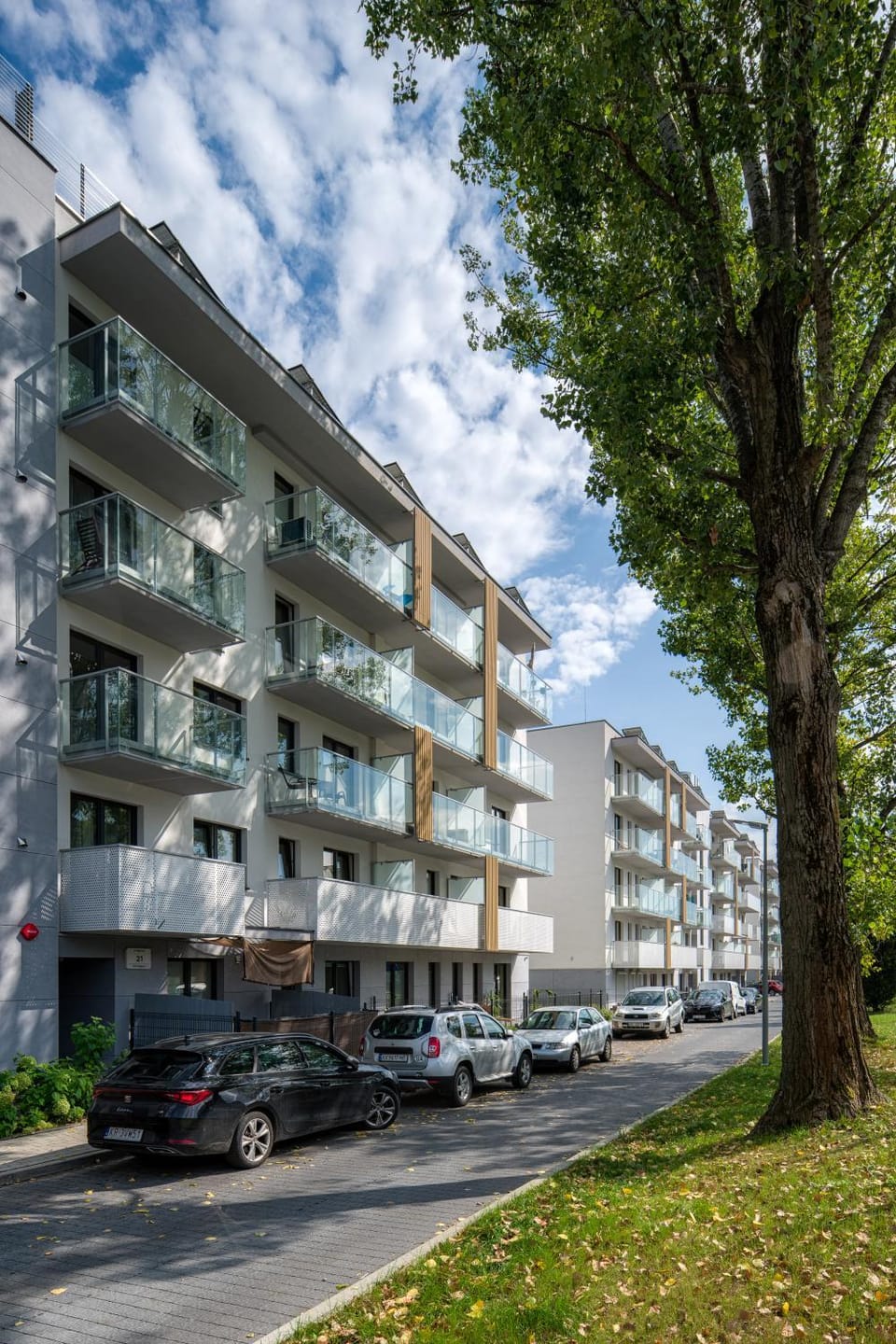 Property building, Day, Neighbourhood, City view, Street view, Location, Parking