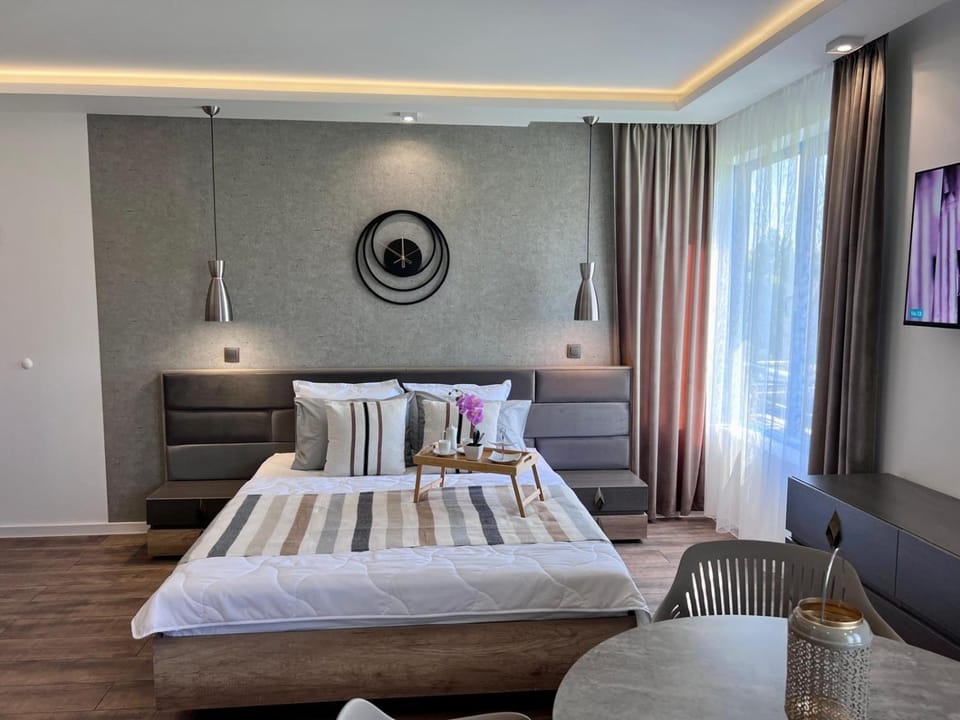 Bed, TV and multimedia, Seating area, Bedroom