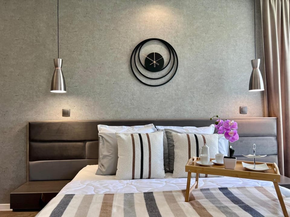 Bed, Photo of the whole room, Seating area, Bedroom