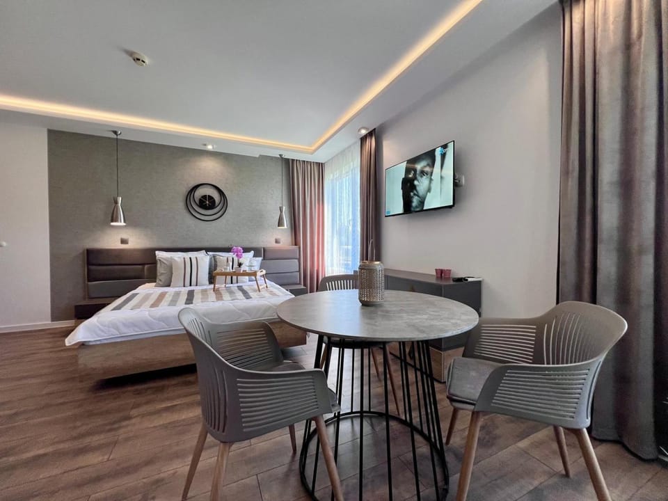 Bed, TV and multimedia, Living room, Seating area, Dining area, Bedroom