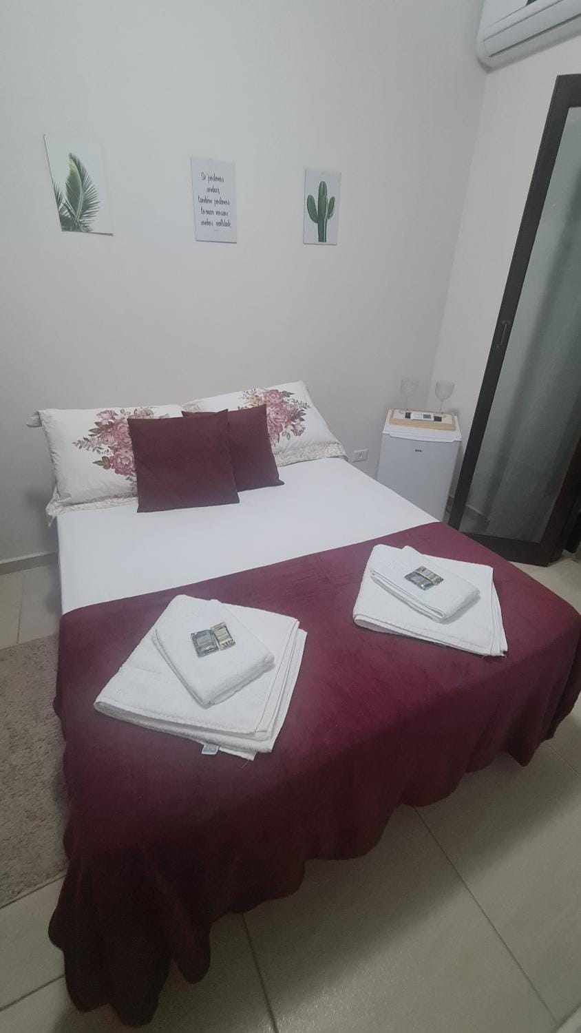 Bed, towels