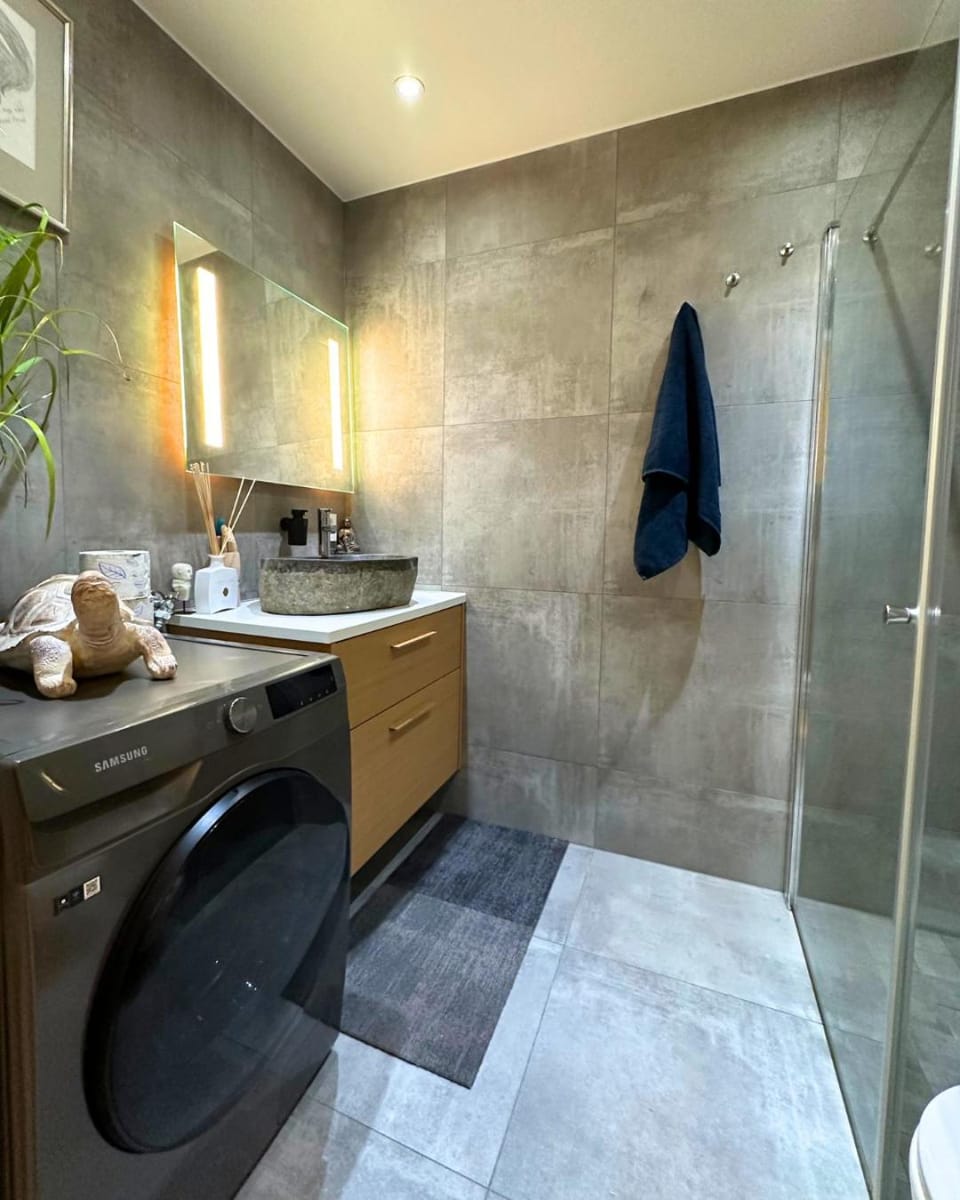 Shower, Toilet, Bathroom, laundry