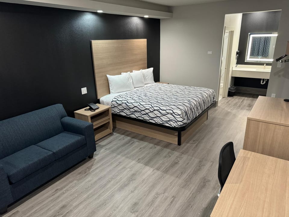 Bed, Photo of the whole room, Seating area, Bedroom